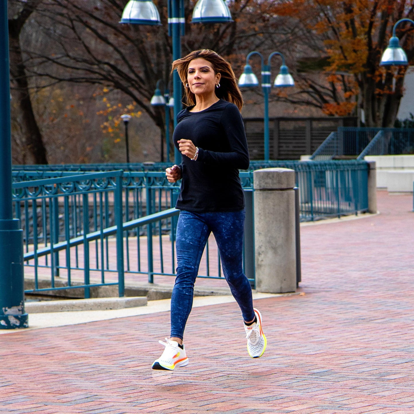 APUS White Women Long-Distance Trainer